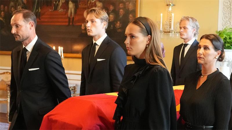 Høiby (2. v. r.) war in den Tagen der Trauer im engsten Kreis der Familie. (Archivbild)
