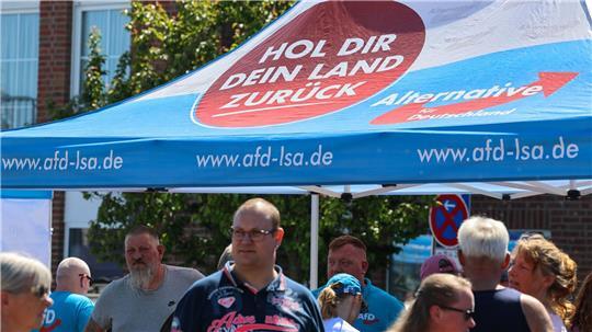 „Hol dir dein Land zurück“, steht auf dem Schirm am Stand. Auf den Straßen in Sachsen-Anhalt hat die AfD inzwischen eine Menge Land erobert.