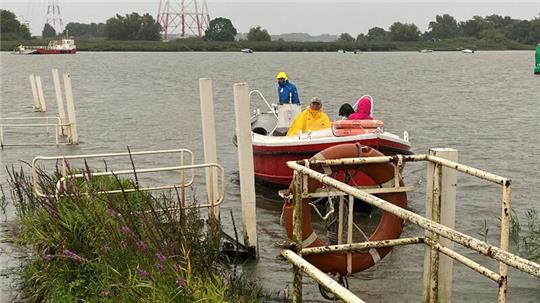 Holger Blohm fährt die Gäste des Campingplatzes auf Lühesand bei Wind und Wetter auf die Insel beziehungsweise zurück ans Festland.