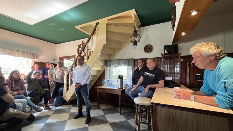 Pächter gesucht: Wie geht es für die Camper auf Lühesand weiter? Holger Blohm verfolgt die Diskussion am Tresen, auf den Barkockern sitzen Dr. Andreas Schäfer von der Stade Marketing und Tourismus GmbH und Florian Jungclaus vom landeseigenen Domänenamt.