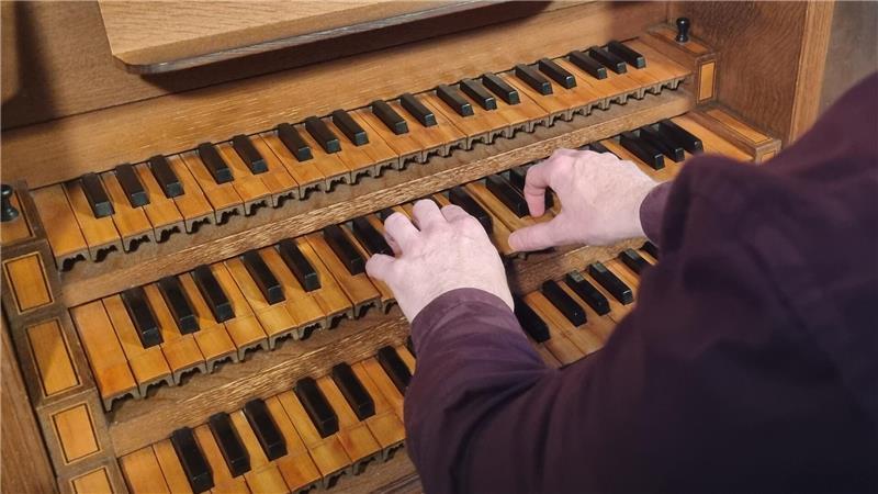 Neuer Kantor in Stade: Holger Brandt will Jugendliche zum Singen motivieren Holger Brandt hat Spaß daran, auf der historischen Hus-Schnitger-Orgel in St. Cosmae zu spielen.