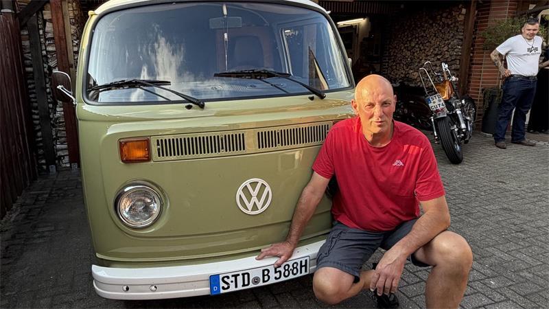 Von Ami-Schlitten bis Zündapp: Apenser Clique fährt auf Oldtimer ab Holger Buck hat den alten Bulli wieder in Schuss gebracht.