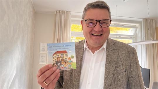 Holger Falcke hat sein Büro im Rathaus in Himmelpforten geräumt. Hier hat er mehr als 35 Jahre gearbeitet. Das Kinderbuch hinterlässt er seinem Nachfolger Matthias Reichert.