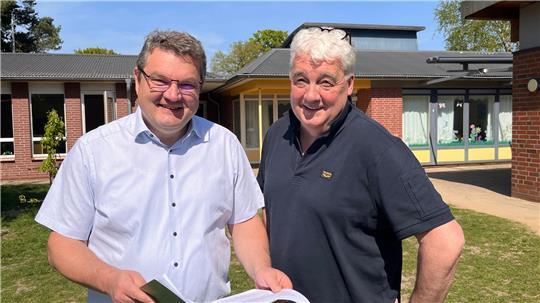 Holger Falcke und Stefan Holst freuen sich über die Förderzusage. Mehr als eine Million Euro gibt es über die NBank aus Brüssel. Damit soll der Kindergarten saniert werden.