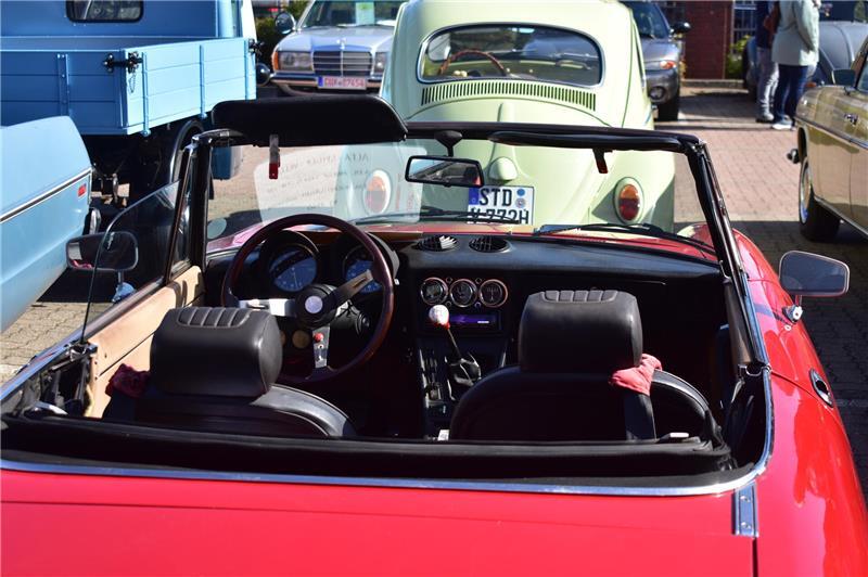 Holger Grote nutzt seinen Alfa Romeo bei gutem Wetter als Cabrio.
