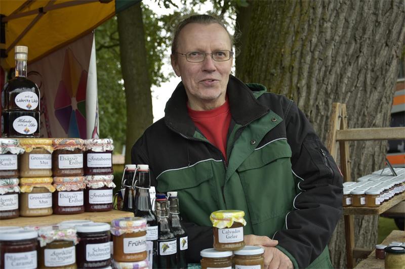 Nicht nur zum Reinbeißen: In Ahlerstedt dreht sich alles um Äpfel Holger Kalienke hat Apfel-Fruchtaufstrich mit Alkohol und wenig Zucker im Angebot.