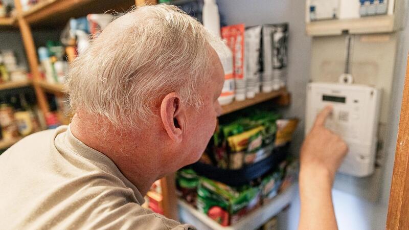 Holger Pallentin hat einen Stromzähler aus China, der ausgetauscht werden soll.