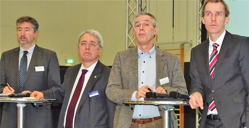 Holger Riemer vom Zentralen Koordinierungsstab Flüchtlinge (von links), Bezirksamtsleiter Thomas Völsch, Sozialdezernent Holger Stuhlmann und Thorsten Altenburg-Hack von der Schulbehörde müssen Pfiffe ertragen .