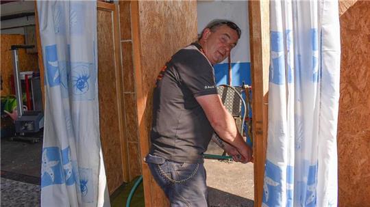 Holger Schmidt baut Duschen in seiner Motorrad-Werkstatt bei der Dorf-Tankstelle in Wanhöden auf.
