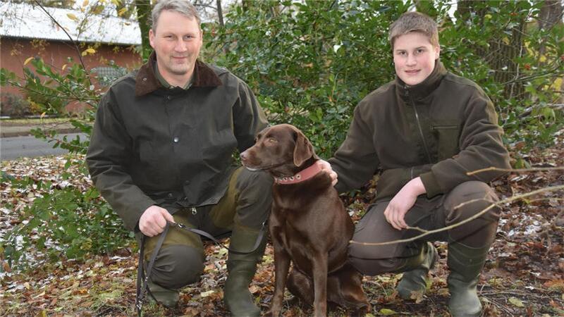 Holger Schröder und sein Sohn Hanke Joost aus Fehrenbruch haben am Kompaktkurs der Jagdschule teilgenommen und die Jägerprüfung mit Erfolg bestanden.