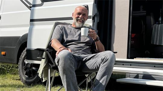 Holger Stanislawski ist ein leidenschaftlicher Kaffeetrinker. 20 Becher kommen da am Tag zusammen.