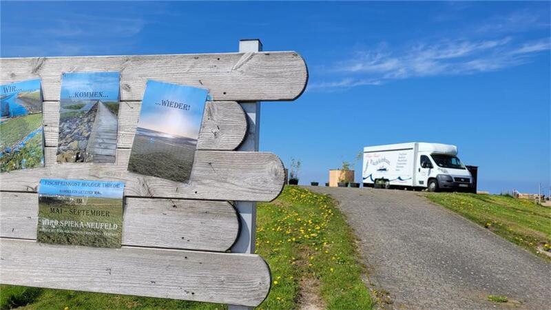 Holger Thiedes Fischimbiss steht erhöht auf einer Wurt und ist so vor kleineren Sommersturmfluten geschützt.