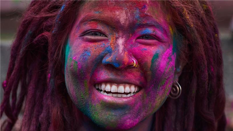 Holi in Kathmandu: Touristin erlebt das Farbenfest auf dem Durbar Square