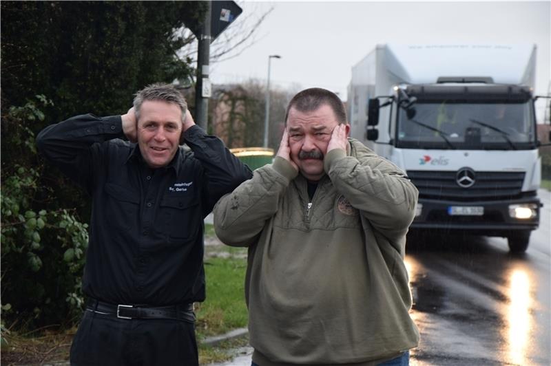 Hollern-Twielenfleths Bürgermeister Timo Gerke (links) und Mittelnkirchens Bürgermeister Joachim Streckwaldt (CDU) stören sich am Verkehrslärm in ihren Gemeinden. Insbesondere der Schwerlastverkehr ist ihnen ein Dorn im Auge. Foto: Battmer