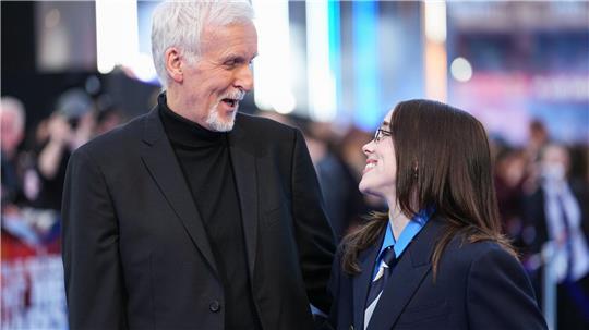 Hollywood-Regisseur James Cameron und Pop-Superstar Billie Eilish verstehen sich prächtig.