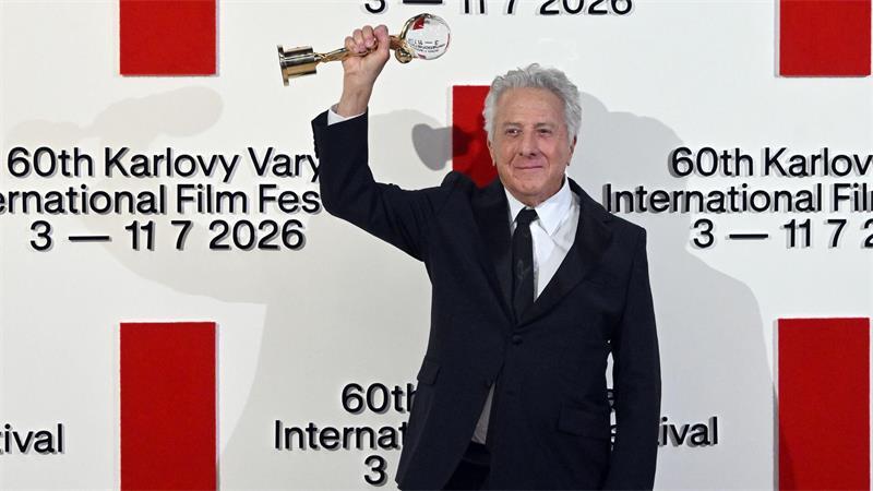 Hauptpreis des Karlsbader Filmfestivals geht nach Myanmar Hollywood-Star Dustin Hoffman wurde bereits zu Beginn des 60. internationalen Filmfestivals von Karlsbad (Karlovy Vary) mit dem Kristallglobus ausgezeichnet.