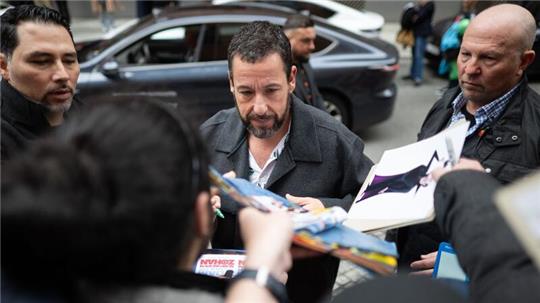 Hollywood in Berlin: Adam Sandler stellt seinen Film „Spaceman“ auf der Berlinale vor.