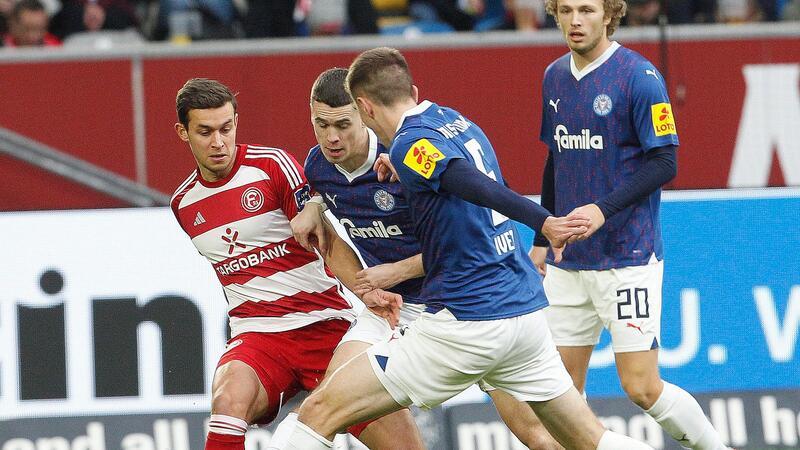 Kiel siegt im Top-Spiel - Ausschreitungen in Rostock Holstein Kiel (blaue Trikots) nimmt drei Punkte aus Düsseldorf mit.