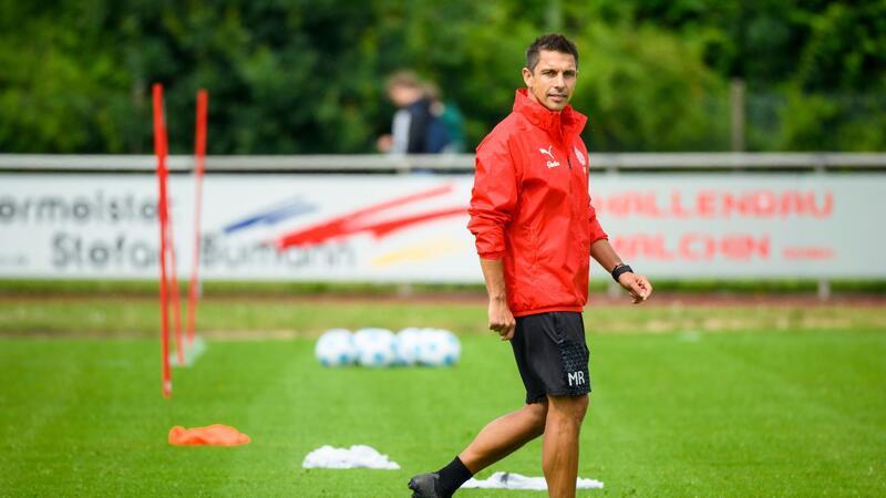 Historischer Tag: Erstes Bundesliga-Spiel für Holstein Kiel Holstein Kiel erlebt unter Trainer Marcel Rapp die Bundesliga-Premiere.