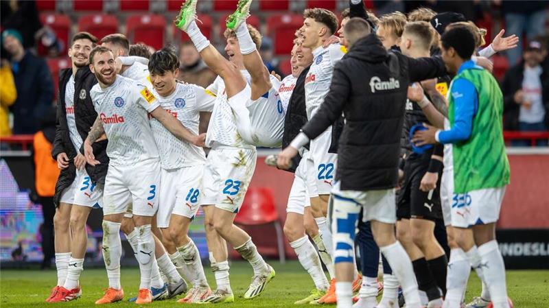 Holstein Kiel feiert den ersten Auswärtssieg seiner Bundesliga-Geschichte. 