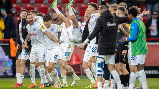 Holstein Kiel feiert den ersten Auswärtssieg seiner Bundesliga-Geschichte. 