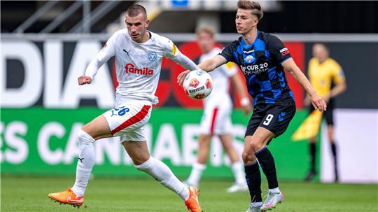 Holstein Kiels David Zec (l) ist im Heimspiel gegen den VfL Bochum gesperrt.