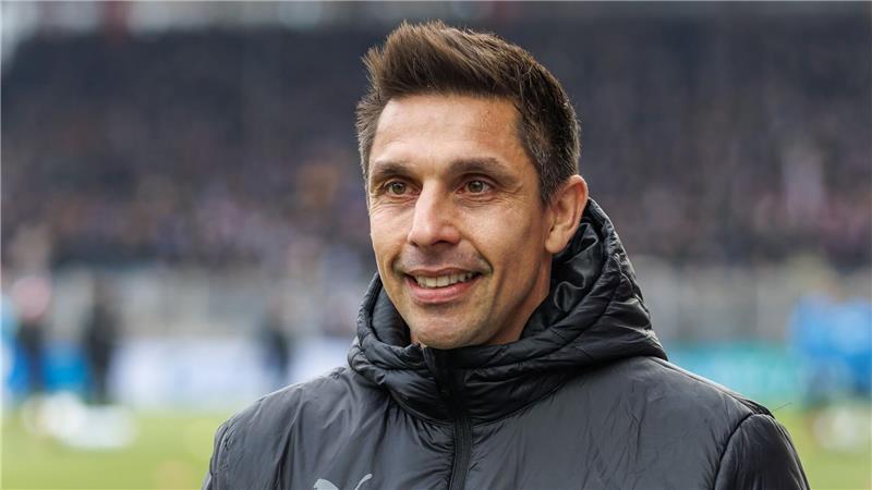 Holstein Kiels Trainer Marcel Rapp freut sich auf einen neuen Spieler. (Archivbild)