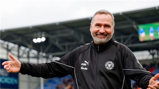 Holstein Kiels Trainer Tim Walter hält nichts von bedrängten Torhütern bei Eckstößen. 