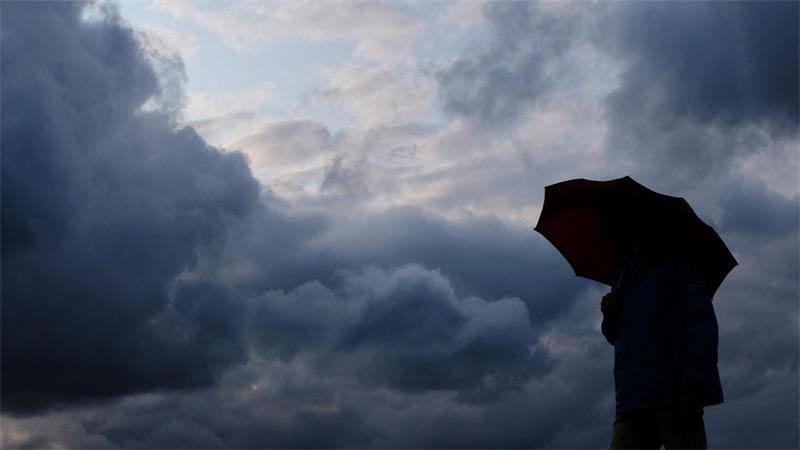 Holt die Regenschirme raus - das Wetter zeigt sich niedersachsenweit von seiner nassen Seite. (Archivbild)