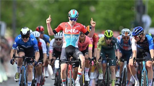 Holte sich beim Eintages-Klassiker Eschborn-Frankfurt den Sieg: Maxim van Gils (M).