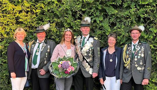Holvedes neues Schützenkönigspaar Andreas und Anja Elmers (Mitte) sowie die Adjutanten Anke und Hans-Heinrich Detjen (links) und Anette und Jörg Albers (rechts). Foto: Verein