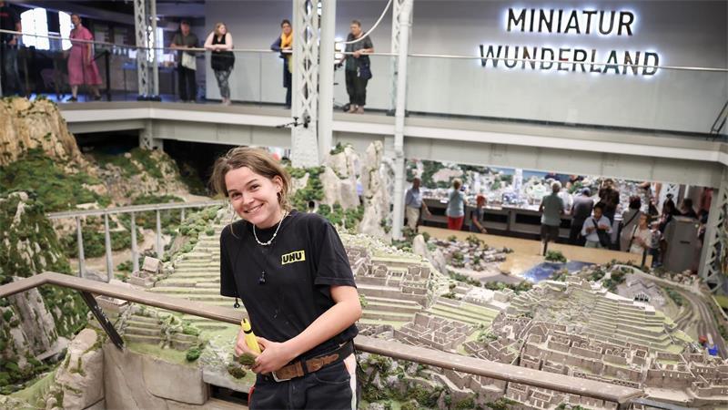 5 Köpfe hinter dem Hamburger Miniatur Wunderland Holzbildhauerin Rieke Hartop ist seit einem Jahr dabei und entdeckt bei ihren Rundgängen trotzdem immer wieder neue Details und witzige Szenen.