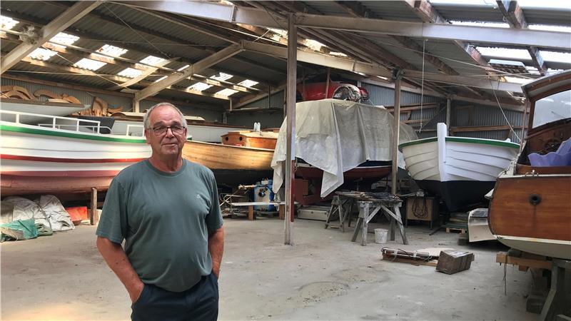 Hatecke-Werft: Wo alte Holzboote Geschichten erzählen Holzbootbauer Rainer Hatecke in seiner fast leeren Werkshalle. Im Sommer sind die meisten Boote unterwegs.