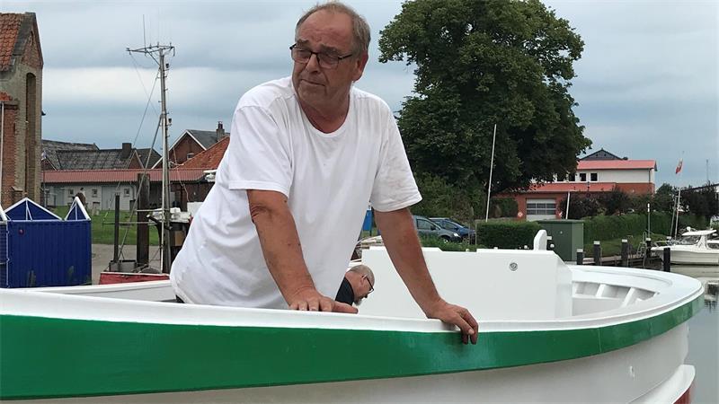 Holzbootbauer Rainer Hatecke ist sichtlich zufrieden mit seiner Arbeit.