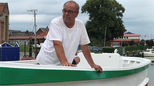 Holzbootbauer Rainer Hatecke ist sichtlich zufrieden mit seiner Arbeit.