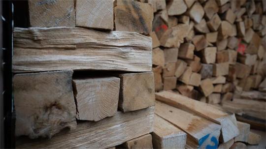 Holzdiebe verletzen in der Region Hannover eine Frau. (Symbolbild)