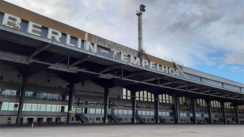 Holzinger wird ihr Stück am ehemaligen Flughafen Tempelhof präsentieren. (Archivbild)