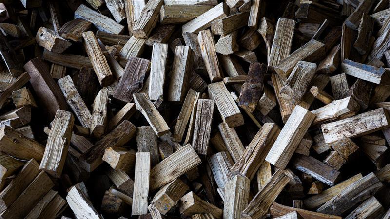 Holzscheite auf dem Hof eines Brennholzhandels.
