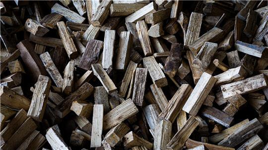 Holzscheite auf dem Hof eines Brennholzhandels.