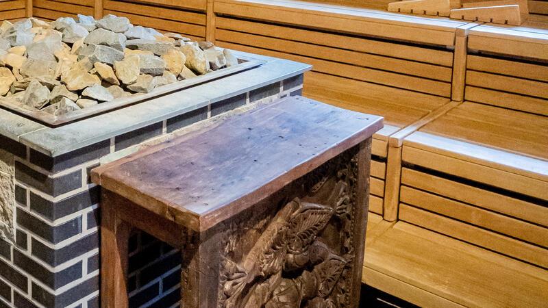 Holzwurm zerfrisst Ihre Möbel? So bekämpfen Sie die Insekten Holzwürmer im Möbelstück? Ein wenig Saunazeit könnte die Käferlarven abtöten.