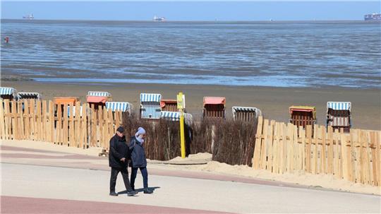 Holzzäune statt Pricken: Am Strand von Cuxhaven-Döse wurden neue Holzkonstruktionen gesetzt.