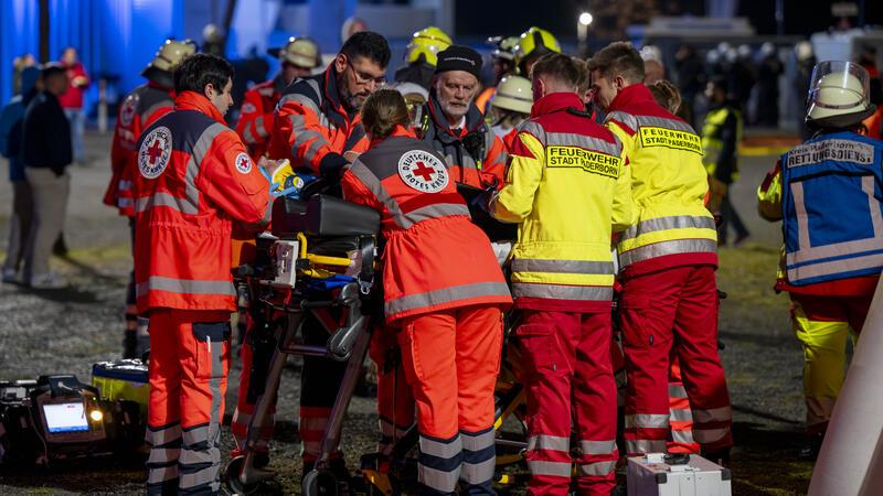 Entsetzen über Rostock-Fans: „Sie haben volle Gewalt gezeigt“ Home Deluxe Arena: Sanitäter versorgen vor dem Stadion einen Verletzten.