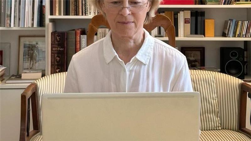„Home sweet home…office!“ - mit diesen Worten unterschrieb Ursula von der Leyen jetzt ein Foto, das sie auf Instagram postete.