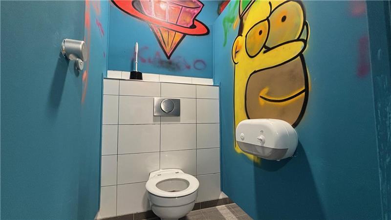 Homer Simpson (rechts) schaut zu: So schön erledigen Jungen auf dem Schulklo der IGS Buxtehude ihr Geschäft.