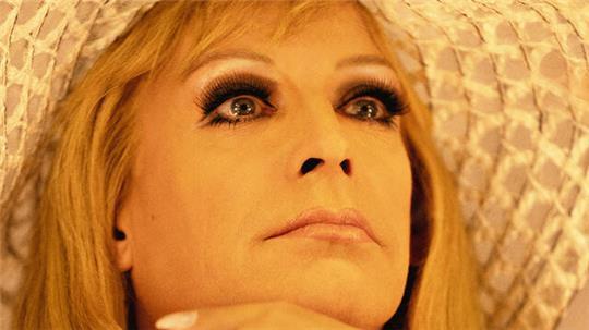 Hommage an einen Kult-Star: Mit seinem aktuellen Programm schlüpft Tim Fischer in die Rolle der unvergessenen Hildegard Knef.