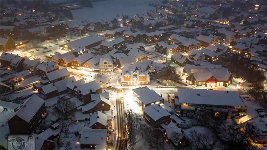 Horneburg kurz vor Sonnenuntergang hat Peter Hakelberg fotografiert.