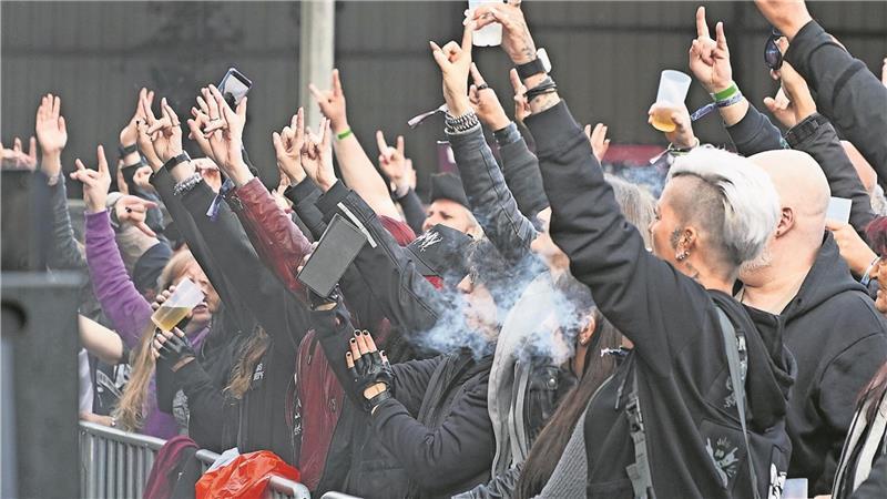 Horns Up im Regen: Noch im vergangenen Jahr feierte eine Menge Menschen zum Auftritt von Lacrimas Profundere.