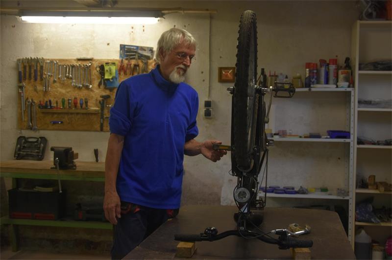 Helfer in der Not: Fahrradtüftler in Steinkirchen sucht einen Nachfolger Horst Bredlau hat sich sein Wissen selbst angeeignet.