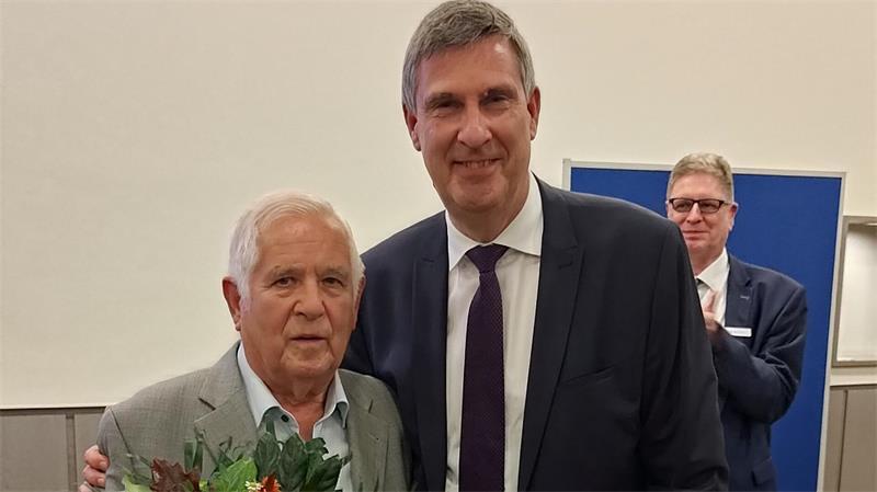 Zäsur im Stader Rat: 22 Mitglieder verabschieden sich aus der Politik Horst Deede (links) wird nach 54 Jahren kommunalpolitischer Arbeit vom Ratsvorsitzenden Karsten Behr verabschiedet. Im Hintergrund spendet Stadtrat Carsten Brokelmann Applaus.