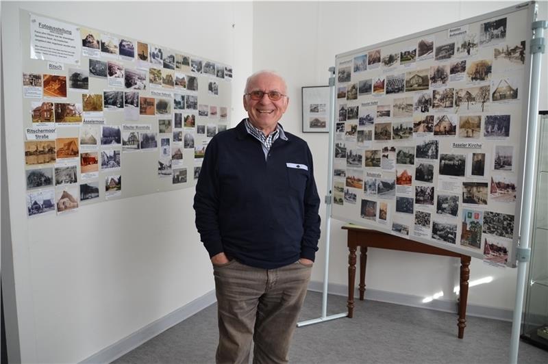 Er baute eine Ausstellung auf, die niemand sah Horst Fitschen vor einem Teil seiner Ausstellung über alte Gebäude in Assel. Foto: Helfferich